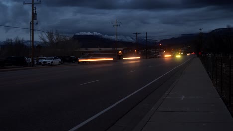 Zeitraffer-Des-Nächtlichen-Verkehrs-Auf-Der-State-Route-17-In-La-Verkin,-Utah