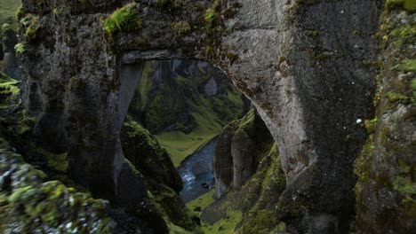 Cañón-Fjadrargljufur:-Espectacular-Vuelo-Bajo-Un-Puente-Natural-Hacia-Un-Barranco