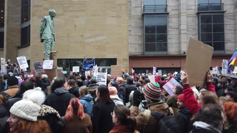 Eine-Kamerafahrt-Mit-Demonstranten-Bei-Einer-Pro-Kundgebung-Für-Die-Rechte-Von-Transmenschen-In-Großbritannien