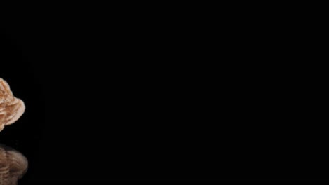 Glatte-Fesselnde-Pfanne-Aus-Wüstenrosenkristall-Selenit,-Beleuchtet-Vor-Schwarzem-Hintergrund