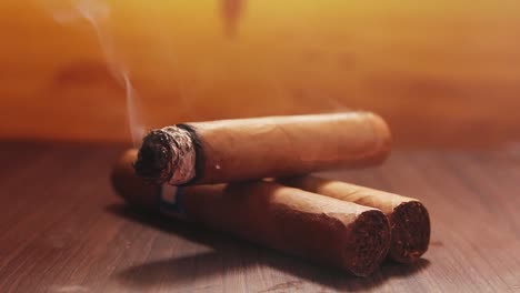 Angezündete-Zigarre,-Die-Auf-Zwei-Zigarren-Ruht