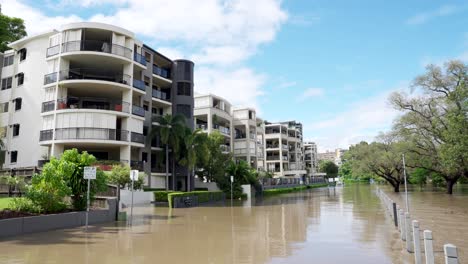 Una-Calle-Residencial-En-Kangaroo-Point-Bajo-El-Agua-Durante-Las-Inundaciones-De-Febrero-De-2022