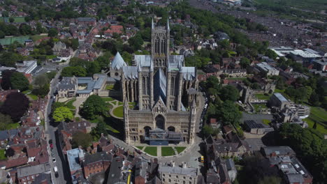 Gründungsschuss-über-Lincoln-Cathedral-UK-An-Einem-Sonnigen-Tag