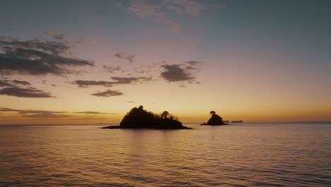 Tropische-Insel-Mitten-Im-Ozean-Bei-Sonnenuntergang-In-Guanacaste,-Costa-Rica---Luftdrohnenaufnahme