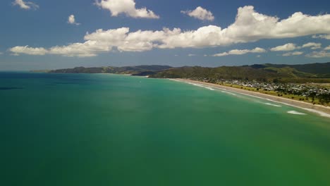 Drone-Elevándose-Sobre-La-Costa-Este-De-Las-Playas-De-Nueva-Zelanda