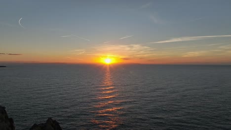 Luftaufnahme-Des-Sonnenuntergangs-über-Einem-Europäischen-Meer