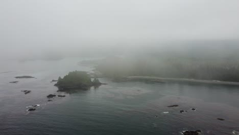 Filmische-Neblige-Drohne-Fliegt-über-Schuss-Im-Nootka-Sound-Vor-Der-Westküste-Der-Insel-Vancouver,-British-Columbia,-BC,-Kanada
