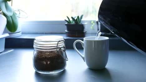 Heißes-Wasser-Vom-Wasserkocher-In-Die-Kaffeetasse-Gießen