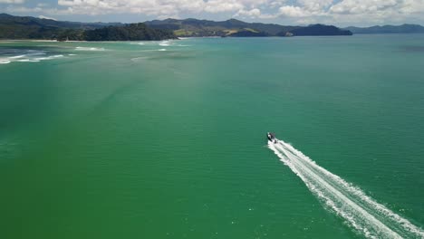 Drone-Volando-Alrededor-De-Carreras-De-Barcos-De-Pesca-A-Través-Del-Agua-Del-Océano