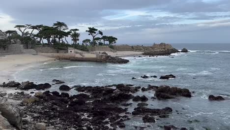 Gente-Surfeando-En-La-Playa-Lover&#39;s-Point-En-Monterey,-California