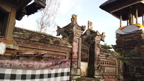 Balinese-Temple-in-Blahbatuh,-Traditional-Ancient-Bali-Architecture,-Hindu-Entrance-to-Religious-and-Worshiping-Place,-Old-Style,-Indonesia,-Southeast-Asia