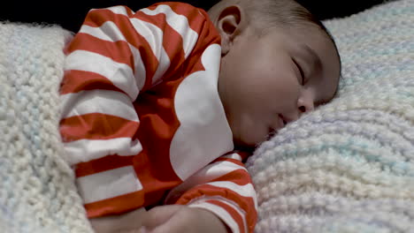 Adorable-Bebé-Asiático-Británico-De-2-Meses-Durmiendo-En-Una-Manta-Tejida