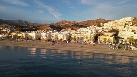 Erwachsener-Mann-Steht-Auf-Sup-board-paddel-Am-Strand-Von-La-Herradura-In-Spanien