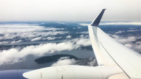 Ansicht-Von-über-Dem-Flugzeugflügel,-Der-über-Wolken-Fliegt
