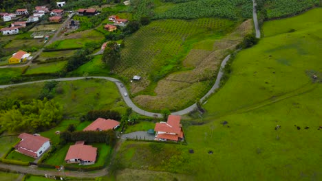 Dos-Autos-Circulando-Por-Una-Pequeña-Carretera-Cerca-De-Un-Pueblo-Colombiano-Llamado-Jardin