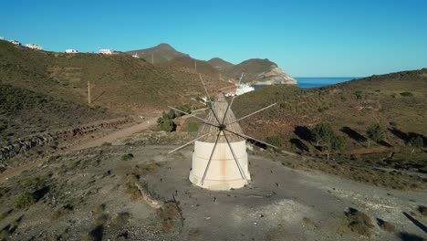 Alte-Windmühle-In-Cabo-De-Gata,-Andalusien,-Spanien---Luft-4k-Kreisen