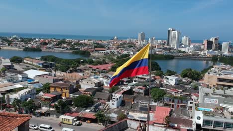 Drohnenaufnahmen-Einer-Kolumbianischen-Flagge,-Die-In-Cartagena-Weht