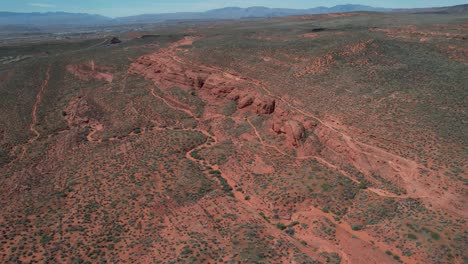 Vista-Aérea-Del-Desierto-De-Utah,-Rocas-De-La-Iglesia-Formaciones-De-Arenisca-Roja-Cerca-Del-Huracán-Usa-Y-La-Autopista-I-15,-Revelando-Disparos-De-Drones