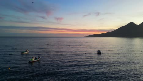 Kleine-Fischerboote-Und-Sonnenuntergang-In-Cabo-De-Gata,-Andalusien,-Spanien---Antenne-4k