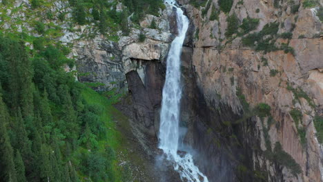 Drohnenschuss-Barskoon-Wasserfall-In-Märchenschlucht-In-Kirgisistan,-Rotierende-Luftaufnahmen,-Breit