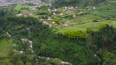 Eine-Überführung-über-Einen-Fluss-Und-Eine-Kleine-Stadt-In-Kolumbien-Namens-Jardin