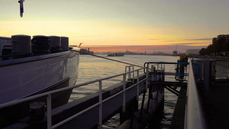 Sonnenuntergang-Hafen,-Totale,-Schiff-Im-Bild,-Dock-Der-Bucht