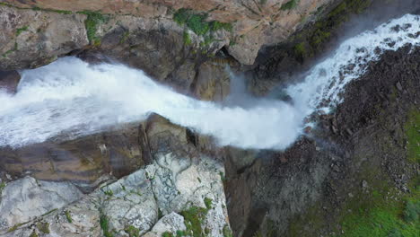 Abwärtswinkel-Absteigender-Drohnenschuss-Barskoon-Wasserfall-In-Der-Märchenschlucht-In-Kirgisistan,-Filmische-Luftaufnahmen