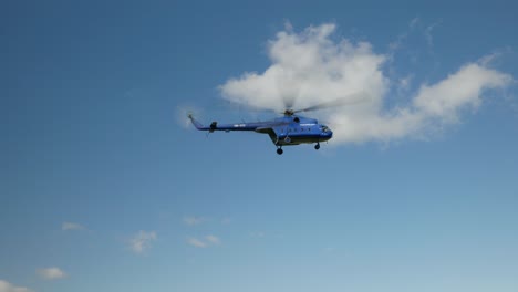 Ziviler-Mi-8-Hubschrauber,-Der-Zur-Landung-Absteigt,-Nähert-Sich-Dem-Flugplatz-In-Den-Bergen