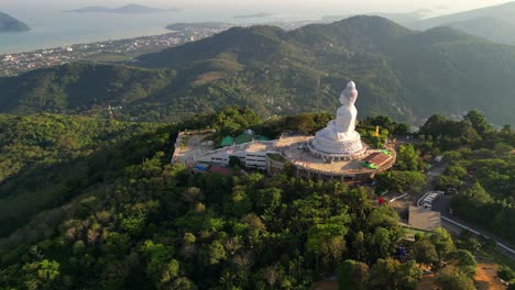 Tiro-De-Drone-De-La-Gran-Estatua-De-Buda-En-Phuket,-Tailandia