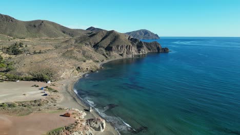 Küste-Von-Cabo-De-Gata-In-Isleta-Del-Moro,-Almeria,-Andalusien,-Spanien---Antenne-4K