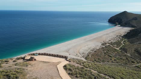 Strand-Und-Aussichtspunkt-Playa-De-Los-Muertos-In-Cabo-De-Gata,-Andalusien,-Spanien---Antenne-4k