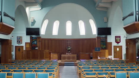 Einrichtung-Schuss-Leeren-Modernen-Kirchenraum-Mit-Sitzen-Und-Altar