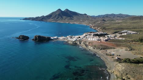 Küste-Von-Cabo-De-Gata-Und-Isleta-Del-Moro-In-Almeria,-Andalusien,-Spanien---Luftbild-4K