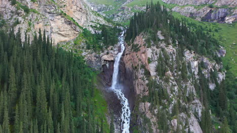 Absteigender-Luftschuss-Barskoon-Wasserfall-In-Der-Märchenschlucht-In-Kirgisistan
