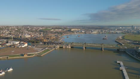 Drohnen-Panoramablick-Auf-Die-Rochester-Brücke-Und-Den-Fluss-Medway