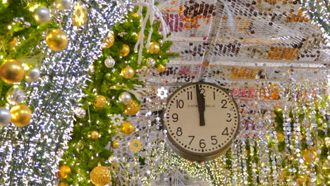 Glittering-Christmas-Decor-With-Clock-At-Chelsea-Market-In-New-York-City,-United-States