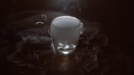 Wasser-Mit-Trockeneis-In-Einem-Glas