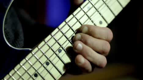 Hombre-Tocando-Guitarra-Eléctrica-Con-Púa-Haciendo-Música-Almacen-De-Metraje-De-Video