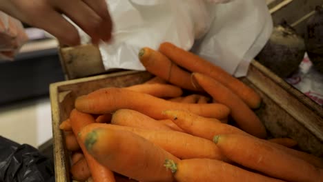 Frau-Pflückt-Karotten-Auf-Dem-Markt