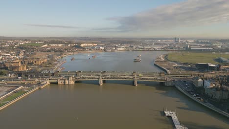 Drohnenansicht-Der-Rochester-Brücke-über-Den-Fluss-Medway