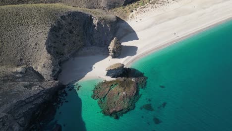 Strand-Playa-De-Los-Muertos-In-Cabo-De-Gata,-Andalusien,-Spanien---Antenne-4k-Birdseye