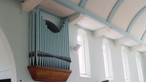 Schöne-Große-Orgelpfeifen-In-Einer-Modernen,-Sauberen,-Weißen-Kirche