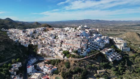 Pueblo-Blanco-De-Mojácar-En-La-Cima-De-Una-Colina-En-Almería,-Andalucía,-España---Antena-4k-Dando-Vueltas