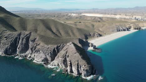 Strand-Playa-De-Los-Muertos-In-Cabo-De-Gata,-Andalusien,-Spanien---Luft-4k-Kreisen
