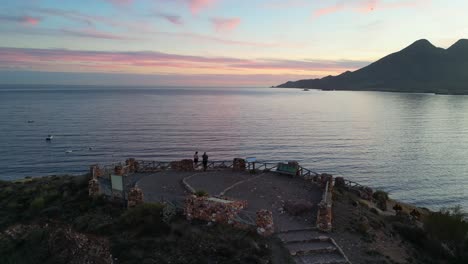 Erwachsene-Frauen-Beobachten-Den-Sonnenuntergang-Am-Aussichtspunkt-In-Cabo-De-Gata,-Andalusien,-Spanien---Antenne-4k
