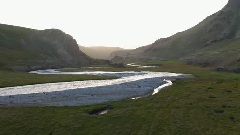Epische-Filmische,-Aufschlussreiche-Drohnenaufnahme-Des-Kurumduk-Flusses-In-Der-Nähe-Des-Kel-Suu-Sees-In-Kirgisistan