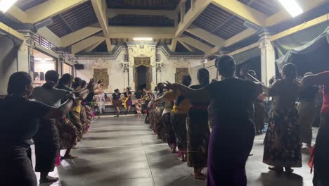 Eine-Große-Gruppe-Balinesischer-Frauen,-Die-Nachts-Im-Tempel-Zusammen-Traditionellen-Balinesischen-Tanz-Praktizieren