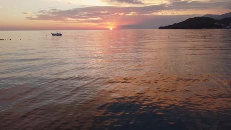 Romantischer-Sonnenuntergang-Am-Strand-Von-Ibiza:-Paar-Genießt-Die-Schöne-Abendansicht