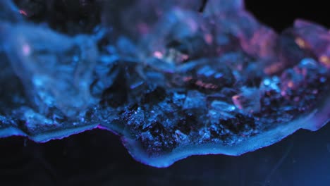 Leuchtend-Lila-Amethyst-Kristall-Vor-Dunklem-Hintergrund