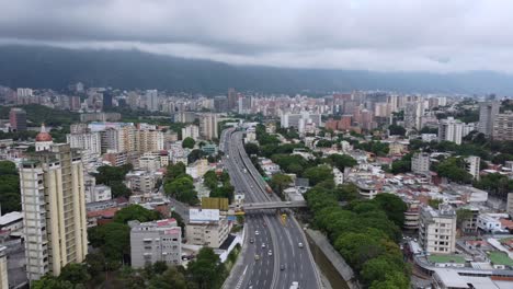 Drohnenflug-In-Der-Stadt-Caracas
